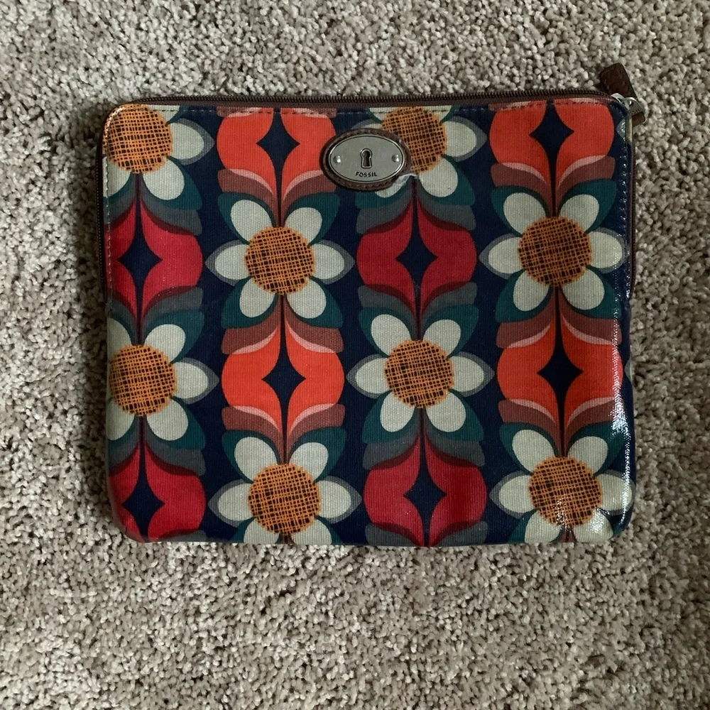 Fossil tablet holder